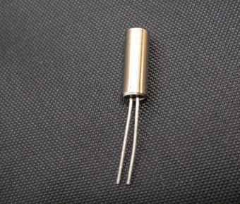 Crystals_Oscillators_32_768kHz_Crystal_Tuning_Fork.jpg